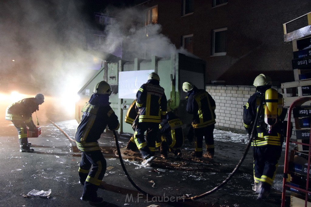 Feuer Papp Presscontainer Koeln Hoehenberg Bochumerstr P184.JPG - Miklos Laubert